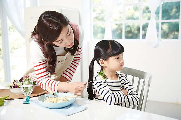 포토 JPG 스튜디오촬영 라이프스타일 접시 여자 딸 어린이 음식 포크 채소 의자 창문 가족 식탁 모녀 엄마 실내 스파게티 서기 사람 앉기 동양인 소녀 상반신 성인 두명 옆모습 아웃포커스 컵 30대 부모 팔짱 식사 앞치마 유치원생 샐러드 한국인 육아 자녀 물컵 편식 여자만 싱글맘 국내포토 식기 뷰포인트 가구 관계 모션 탁자 파스타 촬영기법 인종 내부 생활 장년 식생활 파일형식