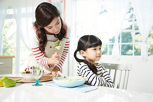 포토 JPG 스튜디오촬영 라이프스타일 접시 여자 딸 어린이 음식 포크 채소 의자 창문 가족 식탁 모녀 엄마 실내 스파게티 서기 사람 앉기 동양인 소녀 상반신 성인 두명 옆모습 아웃포커스 컵 30대 부모 팔짱 식사 앞치마 유치원생 샐러드 한국인 육아 자녀 물컵 편식 여자만 싱글맘 국내포토 식기 뷰포인트 가구 관계 모션 탁자 파스타 촬영기법 인종 내부 생활 장년 식생활 파일형식