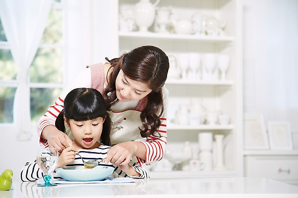 포토 JPG 스튜디오촬영 라이프스타일 접시 여자 딸 어린이 음식 포크 의자 창문 가족 식탁 모녀 엄마 실내 스파게티 서기 사람 앉기 동양인 소녀 상반신 성인 두명 앞모습 아웃포커스 컵 30대 부모 숟가락 식사 앞치마 유치원생 한국인 육아 자녀 찬장 물컵 여자만 싱글맘 국내포토 식기 뷰포인트 가구 관계 모션 탁자 파스타 촬영기법 수저 인종 내부 생활 장년 파일형식