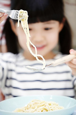 포토 JPG 스튜디오촬영 라이프스타일 접시 여자 어린이 음식 포크 실내 스파게티 한명 미소 웃음 사람 동양인 소녀 상반신 앞모습 아웃포커스 숟가락 식사 유치원생 한국인 여자만 여자한명만 어린이만 소녀만 소녀한명만 국내포토 1 식기 뷰포인트 파스타 촬영기법 수저 표정 인종 내부 생활 파일형식