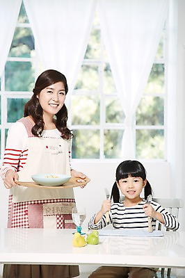 포토 JPG 스튜디오촬영 라이프스타일 접시 여자 딸 어린이 음식 포크 의자 창문 가족 식탁 모녀 엄마 실내 서기 미소 웃음 들기 사람 앉기 동양인 소녀 성인 두명 앞모습 아웃포커스 컵 30대 부모 숟가락 식사 앞치마 유치원생 한국인 육아 자녀 물컵 여자만 싱글맘 국내포토 식기 뷰포인트 가구 관계 모션 탁자 촬영기법 수저 표정 인종 내부 생활 장년 파일형식