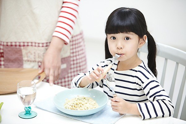 포토 JPG 스튜디오촬영 라이프스타일 접시 여자 딸 어린이 음식 포크 의자 가족 식탁 모녀 엄마 실내 스파게티 서기 사람 앉기 동양인 소녀 상반신 성인 두명 아웃포커스 컵 30대 부모 숟가락 식사 앞치마 유치원생 한국인 육아 자녀 먹기 물컵 여자만 싱글맘 국내포토 식기 가구 관계 모션 탁자 파스타 촬영기법 수저 인종 내부 생활 장년 파일형식