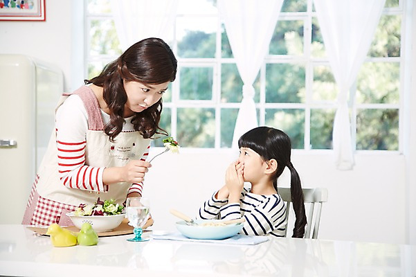 포토 JPG 스튜디오촬영 라이프스타일 접시 여자 딸 어린이 음식 포크 채소 의자 창문 가족 식탁 모녀 엄마 실내 스파게티 서기 사람 앉기 동양인 소녀 상반신 성인 두명 옆모습 아웃포커스 컵 30대 부모 마주보기 식사 앞치마 유치원생 샐러드 한국인 육아 자녀 물컵 입가림 편식 여자만 싱글맘 국내포토 식기 뷰포인트 가구 관계 모션 탁자 파스타 촬영기법 인종 내부 생활 장년 가림 식생활 파일형식