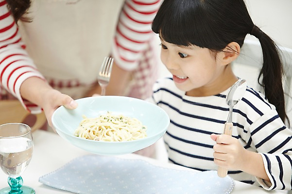 포토 JPG 스튜디오촬영 라이프스타일 접시 여자 딸 어린이 음식 포크 의자 가족 식탁 모녀 엄마 실내 스파게티 서기 미소 웃음 들기 사람 앉기 동양인 소녀 상반신 성인 두명 옆모습 아웃포커스 컵 30대 부모 숟가락 식사 앞치마 유치원생 한국인 육아 자녀 물컵 여자만 싱글맘 국내포토 식기 뷰포인트 가구 관계 모션 탁자 파스타 촬영기법 수저 표정 인종 내부 생활 장년 파일형식