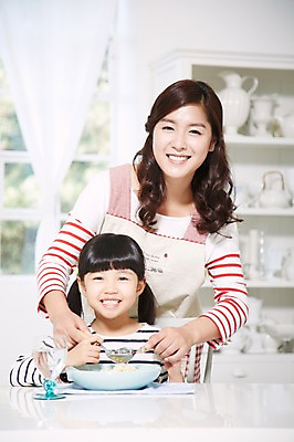 포토 JPG 스튜디오촬영 라이프스타일 접시 여자 딸 어린이 음식 포크 의자 창문 가족 식탁 모녀 엄마 실내 스파게티 서기 미소 웃음 사람 앉기 동양인 소녀 상반신 성인 두명 앞모습 아웃포커스 컵 30대 부모 숟가락 식사 앞치마 유치원생 한국인 육아 자녀 찬장 물컵 여자만 싱글맘 국내포토 식기 뷰포인트 가구 관계 모션 탁자 파스타 촬영기법 수저 표정 인종 내부 생활 장년 파일형식