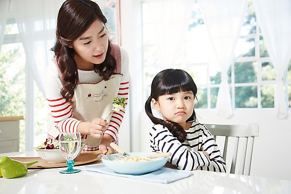 포토 JPG 스튜디오촬영 라이프스타일 접시 여자 딸 어린이 음식 포크 채소 의자 창문 가족 식탁 모녀 엄마 실내 스파게티 서기 사람 앉기 동양인 소녀 상반신 성인 두명 아웃포커스 컵 30대 부모 팔짱 식사 앞치마 유치원생 샐러드 한국인 육아 자녀 물컵 편식 여자만 싱글맘 국내포토 식기 가구 관계 모션 탁자 파스타 촬영기법 인종 내부 생활 장년 식생활 파일형식