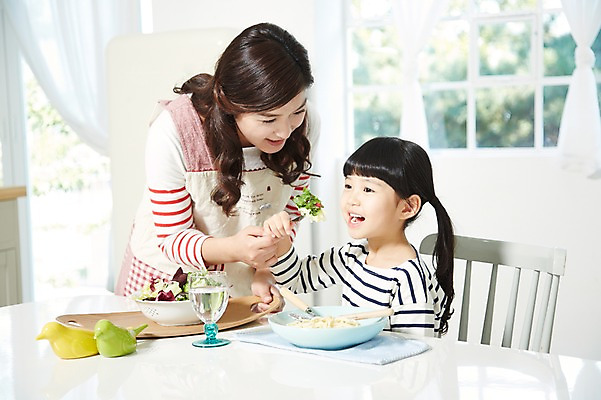 포토 JPG 스튜디오촬영 라이프스타일 접시 여자 딸 어린이 음식 포크 채소 의자 창문 가족 식탁 모녀 엄마 실내 스파게티 서기 미소 웃음 사람 앉기 동양인 소녀 상반신 성인 두명 아웃포커스 컵 30대 부모 식사 앞치마 유치원생 샐러드 한국인 육아 자녀 물컵 여자만 싱글맘 국내포토 식기 가구 관계 모션 탁자 파스타 촬영기법 표정 인종 내부 생활 장년 파일형식