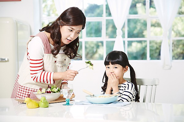 포토 JPG 스튜디오촬영 라이프스타일 접시 여자 딸 어린이 음식 포크 채소 의자 창문 가족 식탁 모녀 엄마 실내 스파게티 서기 사람 앉기 동양인 소녀 상반신 성인 두명 아웃포커스 컵 30대 부모 식사 앞치마 유치원생 샐러드 한국인 육아 자녀 물컵 입가림 편식 여자만 싱글맘 국내포토 식기 가구 관계 모션 탁자 파스타 촬영기법 인종 내부 생활 장년 가림 식생활 파일형식