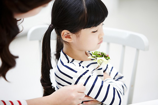 포토 JPG 스튜디오촬영 라이프스타일 여자 딸 어린이 음식 포크 채소 의자 가족 모녀 엄마 실내 서기 사람 앉기 동양인 소녀 상반신 성인 두명 옆모습 아웃포커스 30대 부모 팔짱 식사 유치원생 샐러드 한국인 육아 자녀 편식 여자만 싱글맘 국내포토 식기 뷰포인트 가구 관계 모션 촬영기법 인종 내부 생활 장년 식생활 파일형식