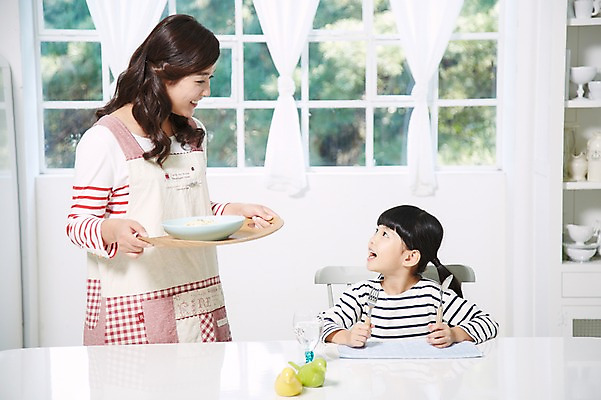 포토 JPG 스튜디오촬영 라이프스타일 접시 여자 딸 어린이 음식 포크 의자 창문 가족 식탁 모녀 엄마 실내 스파게티 서기 미소 웃음 들기 사람 앉기 동양인 소녀 상반신 성인 두명 아웃포커스 컵 30대 부모 마주보기 숟가락 식사 앞치마 유치원생 한국인 육아 자녀 물컵 여자만 싱글맘 국내포토 식기 가구 관계 모션 탁자 파스타 촬영기법 수저 표정 인종 내부 생활 장년 파일형식