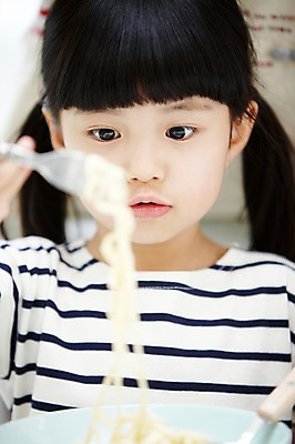 포토 JPG 스튜디오촬영 라이프스타일 접시 여자 어린이 음식 포크 실내 스파게티 한명 사람 동양인 소녀 상반신 앞모습 아웃포커스 식사 유치원생 한국인 여자만 여자한명만 어린이만 소녀만 소녀한명만 국내포토 1 식기 뷰포인트 파스타 촬영기법 인종 내부 생활 파일형식