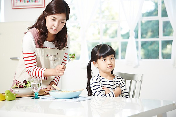 포토 JPG 스튜디오촬영 라이프스타일 접시 여자 딸 어린이 음식 포크 채소 의자 창문 가족 식탁 모녀 엄마 실내 스파게티 서기 사람 앉기 동양인 소녀 상반신 성인 두명 아웃포커스 컵 30대 부모 팔짱 식사 앞치마 유치원생 샐러드 한국인 육아 자녀 물컵 편식 여자만 싱글맘 국내포토 식기 가구 관계 모션 탁자 파스타 촬영기법 인종 내부 생활 장년 식생활 파일형식