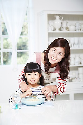 포토 JPG 스튜디오촬영 라이프스타일 접시 여자 딸 어린이 음식 포크 의자 창문 가족 식탁 모녀 엄마 실내 스파게티 서기 미소 웃음 사람 앉기 동양인 소녀 상반신 성인 두명 앞모습 아웃포커스 컵 30대 부모 숟가락 식사 앞치마 유치원생 한국인 육아 자녀 찬장 물컵 여자만 싱글맘 국내포토 식기 뷰포인트 가구 관계 모션 탁자 파스타 촬영기법 수저 표정 인종 내부 생활 장년 파일형식