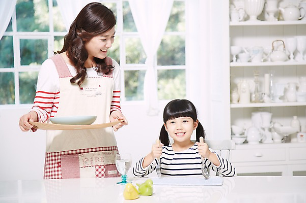 포토 JPG 스튜디오촬영 라이프스타일 접시 여자 딸 어린이 음식 포크 의자 창문 가족 식탁 모녀 엄마 실내 서기 미소 웃음 들기 사람 앉기 동양인 소녀 상반신 성인 두명 앞모습 아웃포커스 컵 30대 부모 숟가락 식사 앞치마 유치원생 한국인 육아 자녀 찬장 물컵 여자만 싱글맘 국내포토 식기 뷰포인트 가구 관계 모션 탁자 촬영기법 수저 표정 인종 내부 생활 장년 파일형식