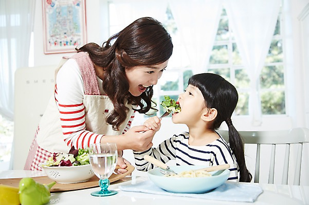 포토 JPG 스튜디오촬영 라이프스타일 접시 여자 딸 어린이 음식 포크 채소 의자 창문 가족 식탁 모녀 엄마 실내 스파게티 서기 사람 앉기 동양인 소녀 상반신 성인 두명 아웃포커스 컵 30대 부모 식사 앞치마 유치원생 샐러드 한국인 육아 자녀 먹기 물컵 여자만 싱글맘 국내포토 식기 가구 관계 모션 탁자 파스타 촬영기법 인종 내부 생활 장년 파일형식