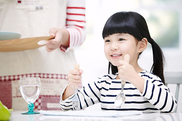 포토 JPG 스튜디오촬영 라이프스타일 접시 응시 여자 딸 어린이 음식 포크 의자 가족 식탁 모녀 엄마 실내 서기 미소 웃음 들기 사람 앉기 동양인 소녀 상반신 성인 두명 아웃포커스 컵 30대 부모 숟가락 식사 앞치마 유치원생 한국인 육아 자녀 물컵 여자만 싱글맘 국내포토 식기 시선 가구 관계 모션 탁자 촬영기법 수저 표정 인종 내부 생활 장년 파일형식