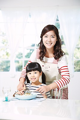 포토 JPG 스튜디오촬영 라이프스타일 접시 여자 딸 어린이 음식 포크 의자 창문 가족 식탁 모녀 엄마 실내 스파게티 서기 미소 웃음 사람 앉기 동양인 소녀 상반신 성인 두명 앞모습 아웃포커스 컵 30대 부모 숟가락 식사 앞치마 유치원생 한국인 육아 자녀 물컵 여자만 싱글맘 국내포토 식기 뷰포인트 가구 관계 모션 탁자 파스타 촬영기법 수저 표정 인종 내부 생활 장년 파일형식