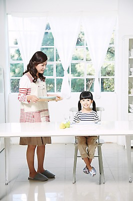 포토 JPG 스튜디오촬영 전신 라이프스타일 접시 여자 딸 어린이 음식 포크 의자 창문 가족 식탁 모녀 엄마 실내 스파게티 서기 미소 웃음 들기 사람 앉기 동양인 소녀 성인 두명 앞모습 컵 30대 부모 숟가락 식사 앞치마 유치원생 한국인 육아 자녀 물컵 여자만 싱글맘 국내포토 식기 뷰포인트 가구 관계 모션 탁자 파스타 수저 표정 인종 내부 생활 장년 파일형식