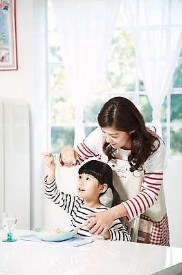 포토 JPG 스튜디오촬영 라이프스타일 접시 여자 딸 어린이 음식 포크 의자 창문 가족 식탁 모녀 엄마 실내 스파게티 서기 미소 웃음 사람 앉기 동양인 소녀 상반신 성인 두명 아웃포커스 컵 30대 부모 숟가락 식사 앞치마 유치원생 한국인 육아 자녀 물컵 여자만 싱글맘 국내포토 식기 가구 관계 모션 탁자 파스타 촬영기법 수저 표정 인종 내부 생활 장년 파일형식
