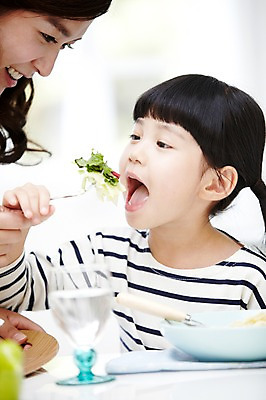 포토 JPG 스튜디오촬영 라이프스타일 접시 여자 딸 어린이 음식 포크 채소 가족 식탁 모녀 엄마 실내 스파게티 미소 웃음 사람 앉기 동양인 소녀 상반신 성인 두명 옆모습 아웃포커스 컵 30대 부모 식사 유치원생 샐러드 한국인 육아 자녀 먹기 물컵 여자만 싱글맘 국내포토 식기 뷰포인트 관계 모션 탁자 파스타 촬영기법 표정 인종 내부 생활 장년 파일형식