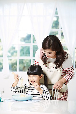 포토 JPG 스튜디오촬영 라이프스타일 접시 여자 딸 어린이 음식 포크 의자 창문 가족 식탁 모녀 엄마 실내 스파게티 서기 미소 웃음 사람 앉기 동양인 소녀 상반신 성인 두명 앞모습 아웃포커스 컵 30대 부모 숟가락 식사 앞치마 유치원생 한국인 육아 자녀 물컵 여자만 싱글맘 국내포토 식기 뷰포인트 가구 관계 모션 탁자 파스타 촬영기법 수저 표정 인종 내부 생활 장년 파일형식