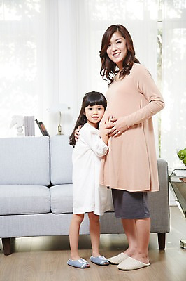 포토 JPG 스튜디오촬영 전신 라이프스타일 여자 딸 어린이 거실 가족 안기 포옹 모녀 엄마 실내 사랑 서기 미소 웃음 사람 동양인 소녀 성인 두명 옆모습 30대 부모 소파 임산부 임신 유치원생 한국인 자녀 출산 보호 태교 여자만 국내포토 감정 뷰포인트 컨셉 의자 관계 모션 표정 인종 내부 생활 장년 파일형식