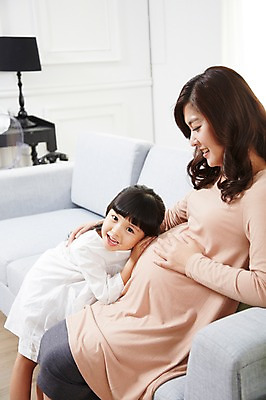 포토 JPG 스튜디오촬영 라이프스타일 여자 딸 어린이 거실 가족 모녀 엄마 실내 사랑 미소 웃음 사람 앉기 동양인 소녀 성인 두명 옆모습 30대 부모 소파 임산부 임신 유치원생 듣기 한국인 자녀 출산 보호 태교 여자만 국내포토 감정 뷰포인트 컨셉 의자 관계 모션 표정 인종 내부 생활 장년 파일형식