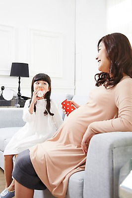 포토 JPG 스튜디오촬영 라이프스타일 여자 딸 어린이 거실 가족 놀이 모녀 엄마 실내 사랑 미소 웃음 사람 앉기 동양인 소녀 성인 두명 옆모습 30대 부모 소파 마주보기 임산부 임신 유치원생 한국인 자녀 출산 보호 실전화기 태교 전화놀이 여자만 국내포토 감정 뷰포인트 컨셉 의자 관계 모션 표정 인종 내부 생활 장년 파일형식