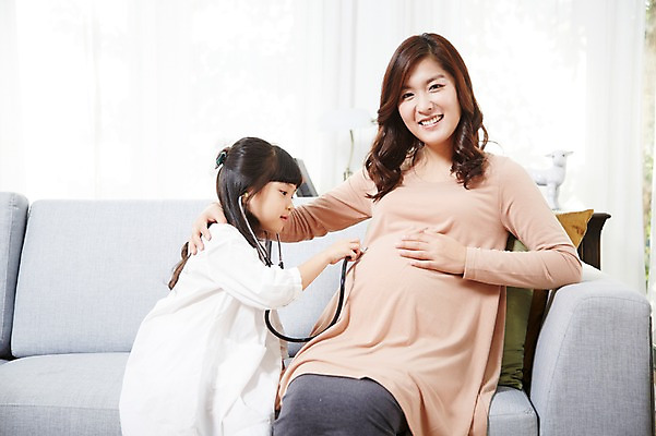 포토 JPG 스튜디오촬영 라이프스타일 여자 딸 어린이 거실 가족 청진기 모녀 엄마 실내 사랑 미소 웃음 사람 앉기 동양인 소녀 성인 두명 30대 부모 소파 임산부 임신 유치원생 한국인 자녀 출산 보호 태교 여자만 국내포토 감정 컨셉 의자 관계 의료기기 모션 표정 인종 내부 생활 장년 파일형식