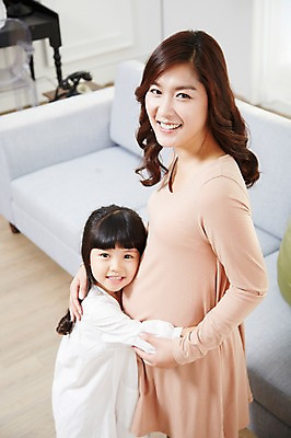 포토 JPG 스튜디오촬영 라이프스타일 여자 딸 어린이 거실 가족 안기 포옹 모녀 엄마 실내 사랑 서기 미소 웃음 사람 동양인 소녀 성인 두명 옆모습 아웃포커스 30대 부모 소파 임산부 임신 유치원생 한국인 자녀 출산 보호 태교 여자만 국내포토 감정 뷰포인트 컨셉 의자 관계 모션 촬영기법 표정 인종 내부 생활 장년 파일형식