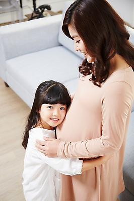 포토 JPG 스튜디오촬영 라이프스타일 여자 딸 어린이 거실 가족 안기 포옹 모녀 엄마 실내 사랑 서기 미소 웃음 사람 동양인 소녀 성인 두명 옆모습 아웃포커스 30대 부모 소파 임산부 임신 유치원생 한국인 자녀 출산 보호 태교 여자만 국내포토 감정 뷰포인트 컨셉 의자 관계 모션 촬영기법 표정 인종 내부 생활 장년 파일형식