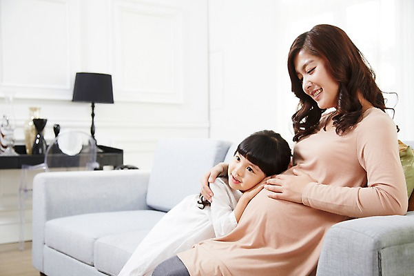 포토 JPG 스튜디오촬영 라이프스타일 여자 딸 어린이 거실 가족 모녀 엄마 실내 사랑 미소 웃음 사람 앉기 동양인 소녀 성인 두명 옆모습 아웃포커스 30대 부모 소파 임산부 임신 유치원생 듣기 한국인 자녀 출산 보호 태교 여자만 국내포토 감정 뷰포인트 컨셉 의자 관계 모션 촬영기법 표정 인종 내부 생활 장년 파일형식