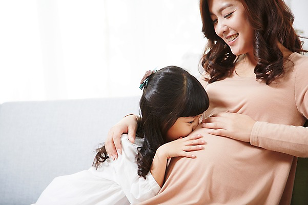 포토 JPG 스튜디오촬영 라이프스타일 여자 딸 어린이 거실 가족 모녀 엄마 실내 사랑 미소 웃음 사람 앉기 동양인 소녀 성인 두명 옆모습 아웃포커스 30대 부모 소파 임산부 임신 유치원생 한국인 자녀 출산 보호 태교 여자만 국내포토 감정 뷰포인트 컨셉 의자 관계 모션 촬영기법 표정 인종 내부 생활 장년 파일형식