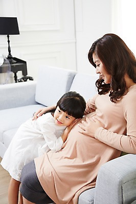 포토 JPG 스튜디오촬영 라이프스타일 여자 딸 어린이 거실 가족 모녀 엄마 실내 사랑 미소 웃음 사람 앉기 동양인 소녀 성인 두명 옆모습 30대 부모 소파 임산부 임신 유치원생 듣기 한국인 자녀 출산 보호 태교 여자만 국내포토 감정 뷰포인트 컨셉 의자 관계 모션 표정 인종 내부 생활 장년 파일형식