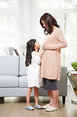 포토 JPG 스튜디오촬영 전신 라이프스타일 여자 딸 어린이 거실 가족 모녀 엄마 실내 사랑 서기 미소 웃음 사람 동양인 소녀 성인 두명 옆모습 30대 부모 소파 마주보기 임산부 임신 유치원생 한국인 자녀 출산 보호 태교 여자만 국내포토 감정 뷰포인트 컨셉 의자 관계 모션 표정 인종 내부 생활 장년 파일형식