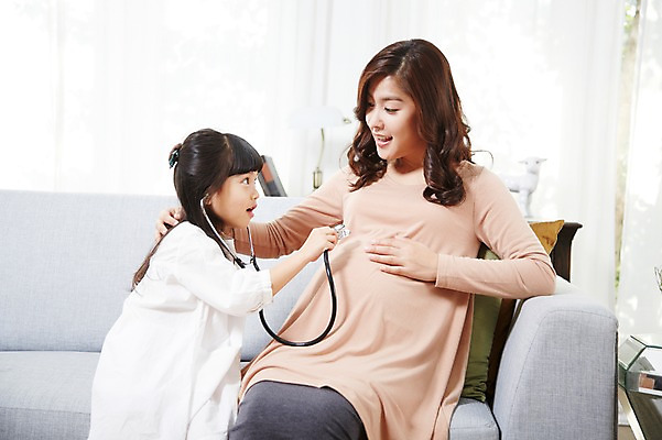 포토 JPG 스튜디오촬영 라이프스타일 여자 딸 어린이 거실 가족 청진기 모녀 엄마 실내 사랑 미소 웃음 사람 앉기 동양인 소녀 성인 두명 30대 부모 소파 마주보기 임산부 임신 유치원생 한국인 자녀 출산 보호 태교 여자만 국내포토 감정 컨셉 의자 관계 의료기기 모션 표정 인종 내부 생활 장년 파일형식