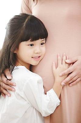 포토 JPG 스튜디오촬영 라이프스타일 여자 딸 어린이 가족 안기 포옹 모녀 엄마 실내 사랑 미소 웃음 사람 동양인 소녀 상반신 성인 두명 옆모습 30대 부모 임산부 임신 유치원생 한국인 자녀 출산 보호 태교 복부 여자만 국내포토 감정 뷰포인트 컨셉 관계 모션 표정 인종 내부 생활 신체부위 장년 파일형식