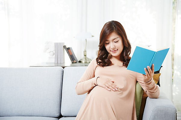 포토 JPG 스튜디오촬영 라이프스타일 여자 거실 엄마 실내 사랑 한명 들기 사람 앉기 동양인 상반신 성인 앞모습 책 30대 소파 독서 임산부 임신 한국인 출산 보호 태교 여자만 여자한명만 성인여자만 성인한명만 성인여자한명만 장년만 장년여자만 장년여자한명만 성인만 국내포토 1 감정 뷰포인트 컨셉 의자 가족 모션 인종 내부 생활 장년 파일형식