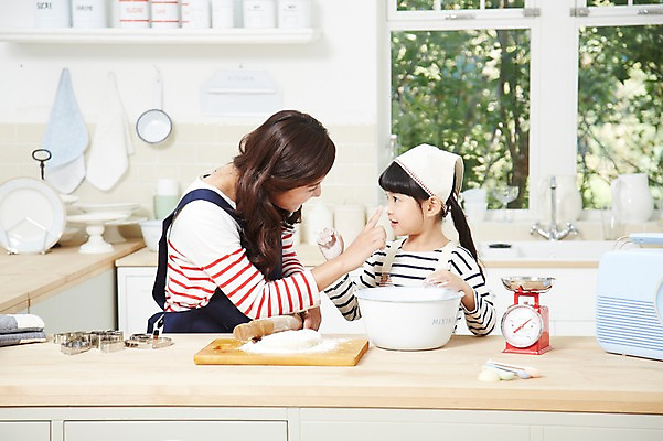 포토 JPG 스튜디오촬영 라이프스타일 그릇 여자 딸 어린이 식재료 장난 창문 가족 놀이 모녀 엄마 주방용품 도마 함께함 실내 저울 두건 요리 미소 웃음 사람 동양인 소녀 상반신 성인 두명 옆모습 아웃포커스 30대 부모 마주보기 쿠키 주방 앞치마 유치원생 한국인 자녀 체험학습 체험 즐거움 조리대 반죽 밀가루 홈베이킹 밀대 쿠키틀 계량스푼 믹싱볼 여자만 국내포토 식기 감정 뷰포인트 생활용품 컨셉 관계 모션 디저트 촬영기법 표정 인종 내부 생활 장년 가루 제빵 제빵도구 파일형식