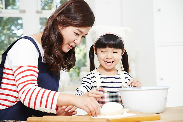 포토 JPG 스튜디오촬영 라이프스타일 그릇 여자 딸 어린이 식재료 가족 모녀 엄마 주방용품 도마 함께함 실내 두건 요리 미소 웃음 사람 동양인 소녀 상반신 성인 두명 옆모습 아웃포커스 30대 부모 쿠키 주방 앞치마 유치원생 한국인 자녀 체험학습 체험 즐거움 조리대 반죽 밀가루 홈베이킹 밀대 믹싱볼 여자만 국내포토 식기 감정 뷰포인트 생활용품 컨셉 관계 디저트 촬영기법 표정 인종 내부 생활 장년 가루 제빵 파일형식