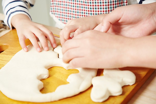 포토 JPG 스튜디오촬영 라이프스타일 손 여자 딸 어린이 신체 식재료 가족 모녀 엄마 도마 함께함 실내 요리 사람 소녀 근접촬영 두명 아웃포커스 신체부위 부모 쿠키 자녀 체험학습 체험 즐거움 반죽 만들기 홈베이킹 국내포토 감정 뷰포인트 컨셉 관계 모션 주방용품 디저트 촬영기법 내부 생활 제빵 파일형식