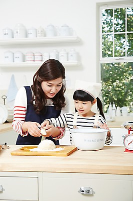 포토 JPG 스튜디오촬영 라이프스타일 그릇 여자 딸 어린이 식재료 창문 가족 모녀 엄마 주방용품 도마 함께함 실내 저울 두건 요리 사람 동양인 소녀 상반신 성인 두명 앞모습 아웃포커스 30대 부모 쿠키 주방 앞치마 유치원생 한국인 자녀 체험학습 체험 즐거움 조리대 반죽 밀가루 홈베이킹 쿠키틀 계량스푼 믹싱볼 여자만 국내포토 식기 감정 뷰포인트 생활용품 컨셉 관계 디저트 촬영기법 인종 내부 생활 장년 가루 제빵 제빵도구 파일형식