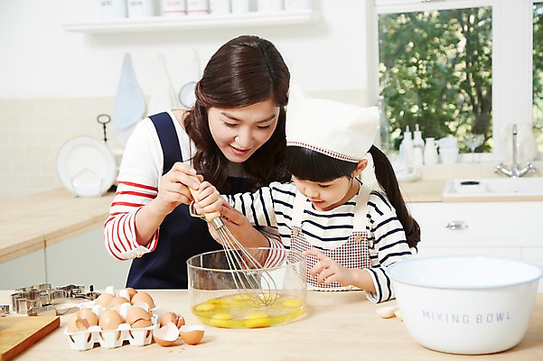 포토 JPG 스튜디오촬영 라이프스타일 그릇 여자 딸 어린이 식재료 창문 가족 모녀 엄마 주방용품 도마 함께함 실내 두건 요리 사람 동양인 소녀 상반신 성인 두명 앞모습 아웃포커스 30대 부모 쿠키 주방 계란 앞치마 유치원생 한국인 자녀 체험학습 체험 즐거움 조리대 홈베이킹 거품기 쿠키틀 계량스푼 믹싱볼 여자만 국내포토 식기 감정 뷰포인트 생활용품 컨셉 관계 디저트 촬영기법 인종 내부 생활 장년 알 제빵 제빵도구 파일형식