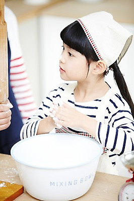 포토 JPG 스튜디오촬영 라이프스타일 그릇 응시 여자 어린이 식재료 장난 놀이 주방용품 함께함 실내 두건 요리 한명 사람 동양인 소녀 상반신 아웃포커스 쿠키 주방 앞치마 유치원생 한국인 체험학습 체험 즐거움 반죽 홈베이킹 믹싱볼 여자만 여자한명만 어린이만 소녀만 소녀한명만 국내포토 1 식기 시선 감정 생활용품 컨셉 디저트 촬영기법 인종 내부 생활 제빵 파일형식