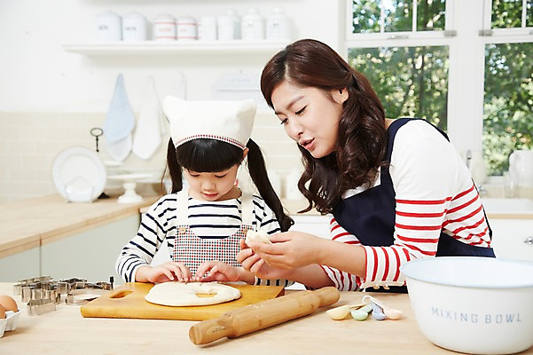 포토 JPG 스튜디오촬영 라이프스타일 그릇 여자 딸 어린이 식재료 창문 가족 모녀 엄마 주방용품 도마 함께함 실내 두건 요리 사람 동양인 소녀 상반신 성인 두명 앞모습 아웃포커스 30대 부모 쿠키 주방 계란 앞치마 유치원생 한국인 자녀 체험학습 체험 즐거움 조리대 반죽 홈베이킹 밀대 쿠키틀 계량스푼 믹싱볼 여자만 국내포토 식기 감정 뷰포인트 생활용품 컨셉 관계 디저트 촬영기법 인종 내부 생활 장년 알 제빵 제빵도구 파일형식