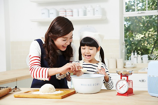 포토 JPG 스튜디오촬영 라이프스타일 그릇 여자 딸 어린이 식재료 창문 가족 모녀 엄마 주방용품 도마 함께함 실내 저울 두건 요리 미소 웃음 사람 동양인 소녀 상반신 성인 두명 앞모습 아웃포커스 30대 부모 쿠키 주방 앞치마 유치원생 한국인 자녀 체험학습 체험 즐거움 조리대 반죽 밀가루 홈베이킹 밀대 쿠키틀 계량스푼 믹싱볼 여자만 국내포토 식기 감정 뷰포인트 생활용품 컨셉 관계 디저트 촬영기법 표정 인종 내부 생활 장년 가루 제빵 제빵도구 파일형식