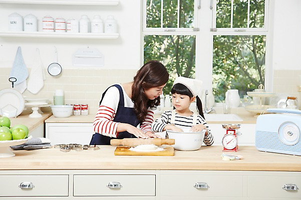 포토 JPG 스튜디오촬영 라이프스타일 그릇 여자 딸 어린이 식재료 창문 가족 모녀 엄마 주방용품 도마 함께함 실내 저울 두건 요리 사람 동양인 소녀 상반신 성인 두명 앞모습 30대 부모 쿠키 주방 앞치마 유치원생 한국인 자녀 체험학습 체험 사과 즐거움 조리대 반죽 홈베이킹 밀대 쿠키틀 주방장갑 여자만 국내포토 식기 감정 뷰포인트 생활용품 장갑 컨셉 과일 관계 디저트 인종 내부 생활 장년 제빵 제빵도구 파일형식