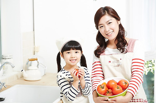 포토 JPG 스튜디오촬영 라이프스타일 그릇 접시 여자 딸 어린이 음식 토마토 가족 모녀 엄마 주전자 함께함 실내 두건 요리 미소 웃음 들기 사람 동양인 소녀 상반신 성인 두명 앞모습 30대 부모 주방 앞치마 유치원생 한국인 자녀 체험학습 체험 즐거움 싱크대 믹싱볼 여자만 국내포토 식기 감정 뷰포인트 컨셉 채소 관계 모션 주방용품 표정 인종 내부 생활 장년 개수대 파일형식