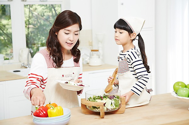 포토 JPG 스튜디오촬영 라이프스타일 그릇 접시 여자 딸 어린이 음식 채소 식재료 창문 가족 모녀 엄마 파프리카 함께함 실내 집게 두건 요리 들기 사람 동양인 소녀 상반신 성인 두명 아웃포커스 30대 부모 주방 앞치마 유치원생 샐러드 한국인 자녀 체험학습 체험 사과 즐거움 조리대 믹싱볼 여자만 국내포토 식기 감정 컨셉 과일 관계 모션 촬영기법 인종 내부 생활 장년 파일형식