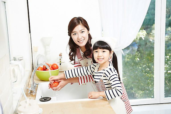 포토 JPG 스튜디오촬영 라이프스타일 그릇 접시 여자 딸 어린이 음식 토마토 창문 가족 모녀 엄마 주전자 함께함 실내 두건 요리 미소 웃음 사람 동양인 소녀 상반신 성인 두명 옆모습 30대 부모 주방 앞치마 유치원생 한국인 자녀 체험학습 체험 씻기 빨래 즐거움 싱크대 믹싱볼 여자만 국내포토 식기 감정 뷰포인트 컨셉 가사 채소 관계 주방용품 표정 인종 내부 생활 장년 청결 개수대 파일형식